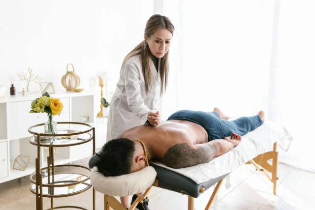 Ejercicios guiados para tratar la escoliosis