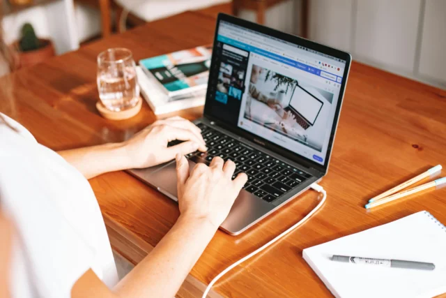 Postura adecuada según principios de ergonomía