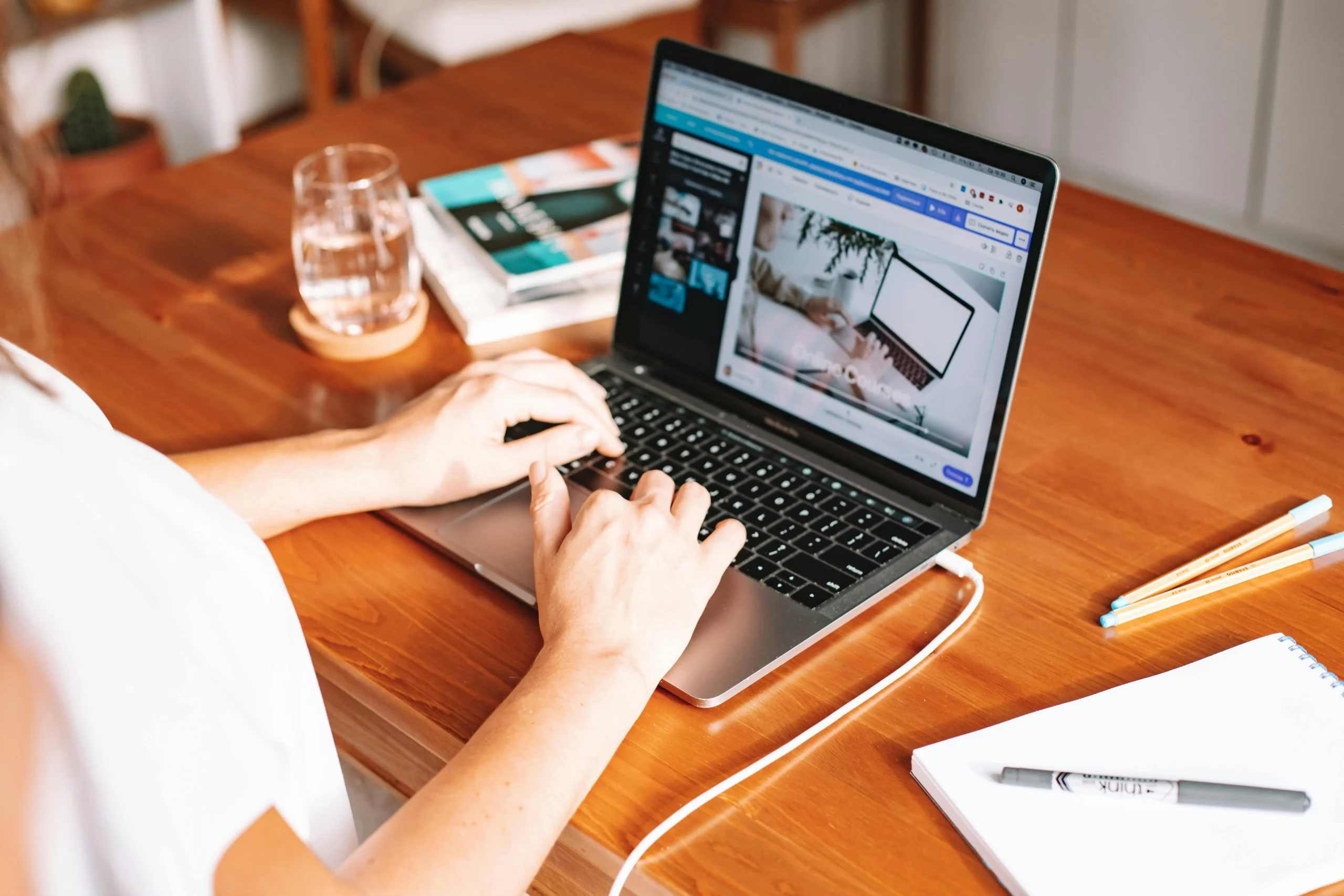 Postura adecuada según principios de ergonomía