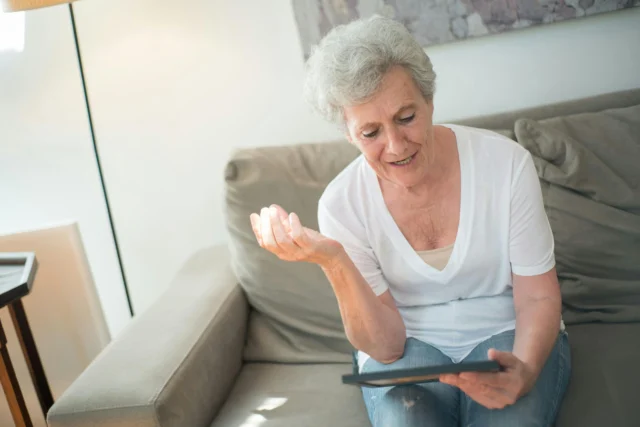 Sesión de fisioterapia para artrosis en rodilla