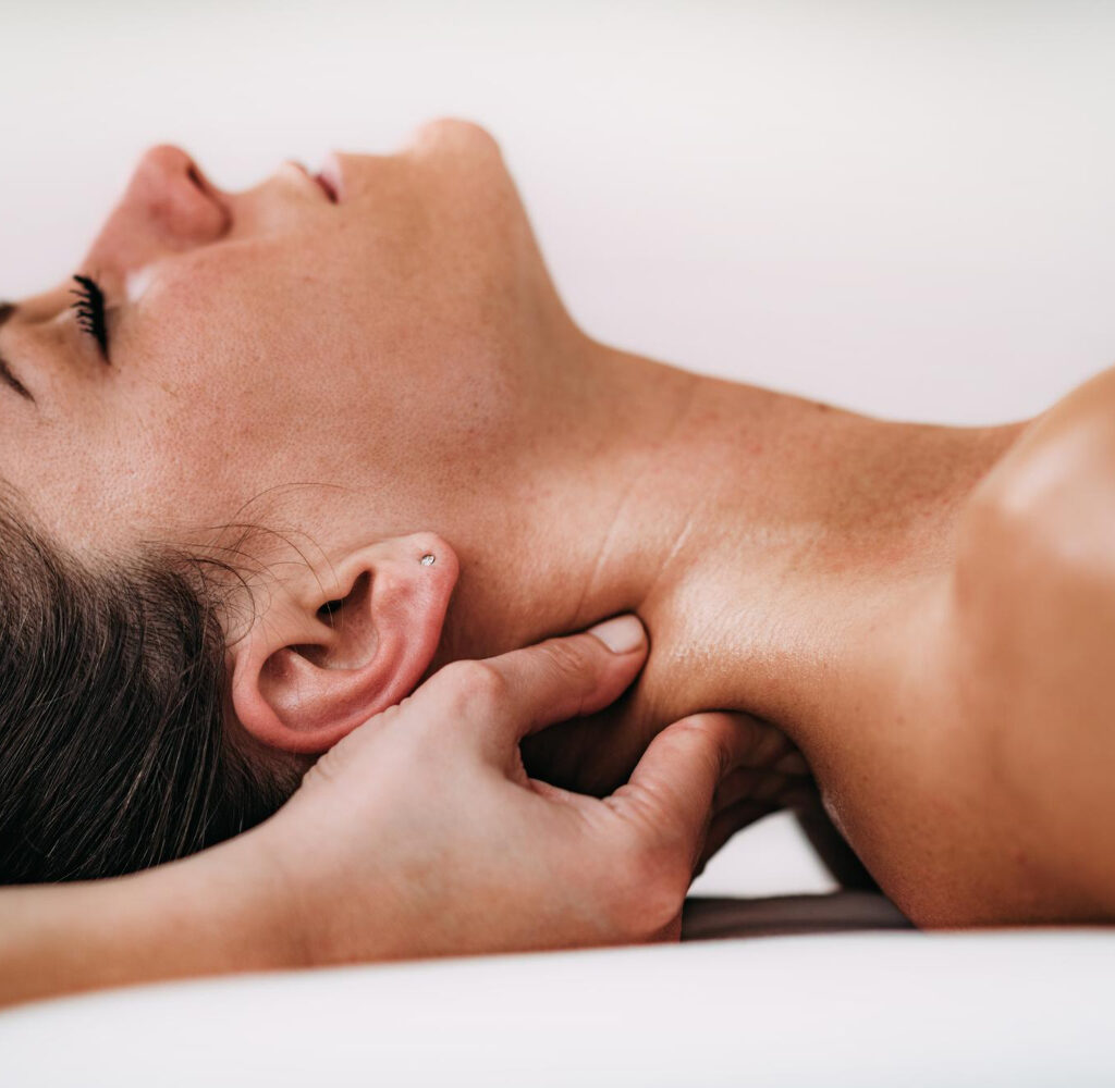 Síndrome Tech-Neck: Cómo el teletrabajo está afectando a tus cervicales y cómo poner remedio 💻 1 Tech-Neck